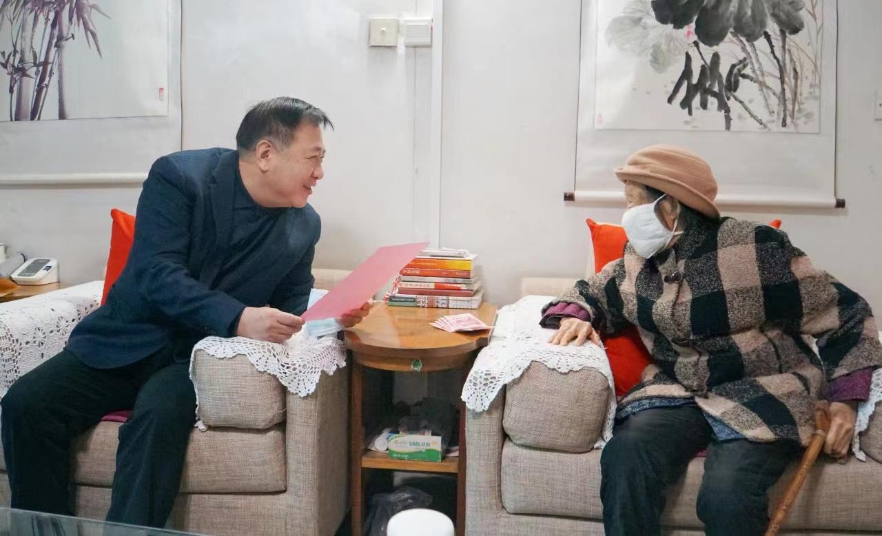 情下废干部 慰问暖人心 ——PG电子游戏集团发展春节前走访慰问