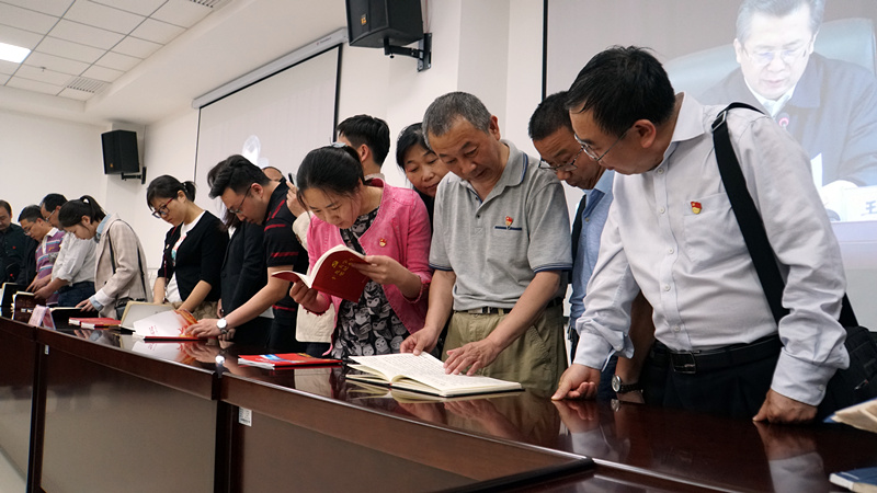 集团党委组织系统党员干部进建观摩     十九大汇报进建笔记展览活动